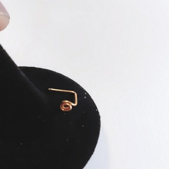 14k gold loops L shape stud nose ring - Picture 2 of 3